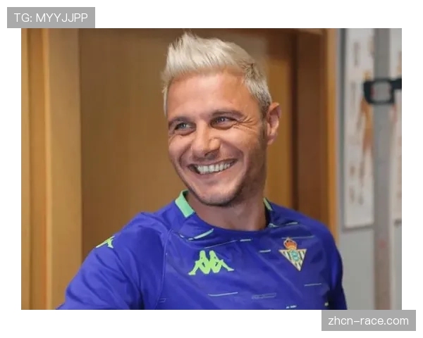 特写：贝蒂斯球迷在主场为即将退役的老将华金鼓掌十分钟